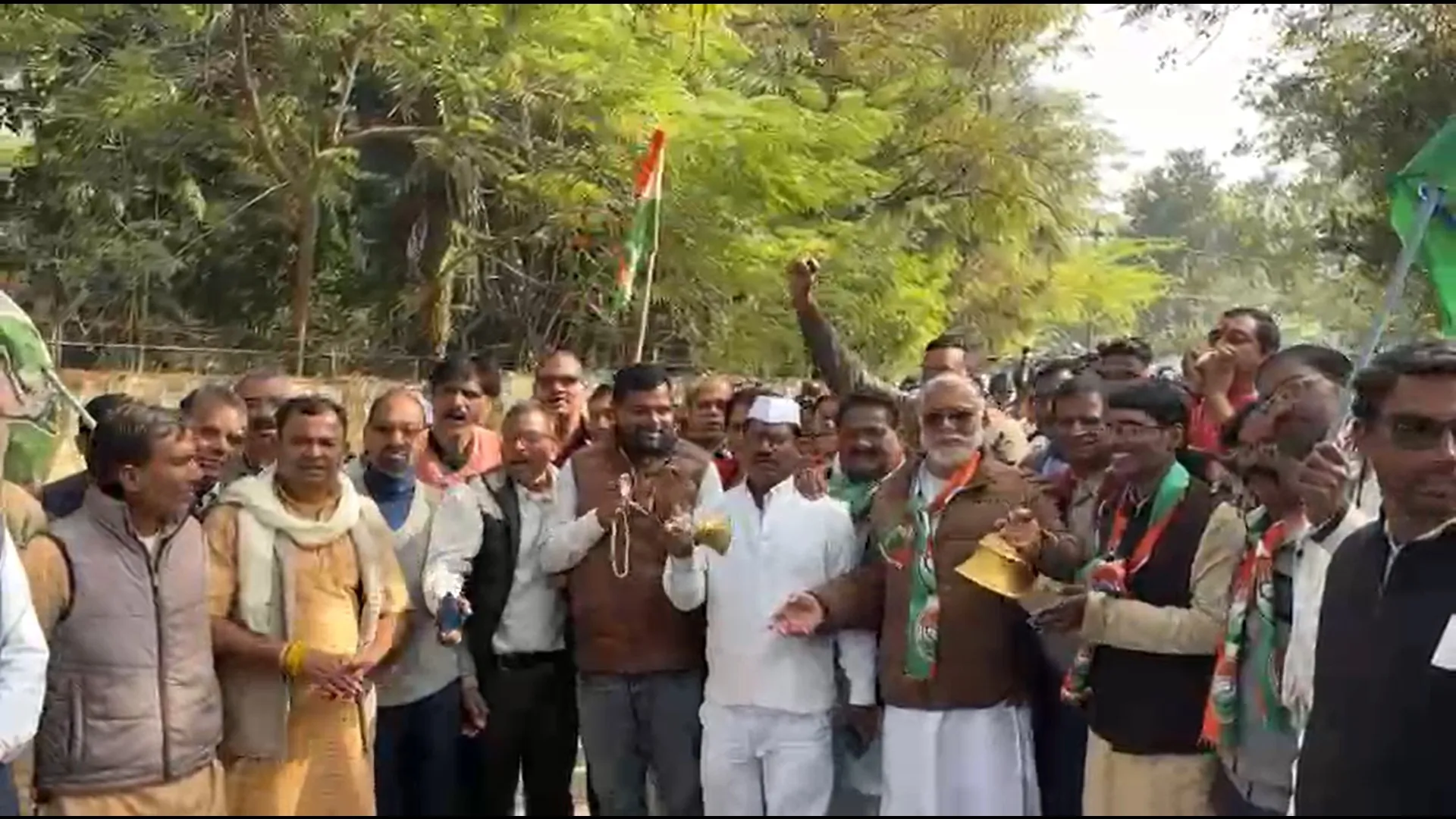 रीवा में कांग्रेस का उग्र प्रदर्शन, घंटा बजाकर सांसद आवास का घेराव