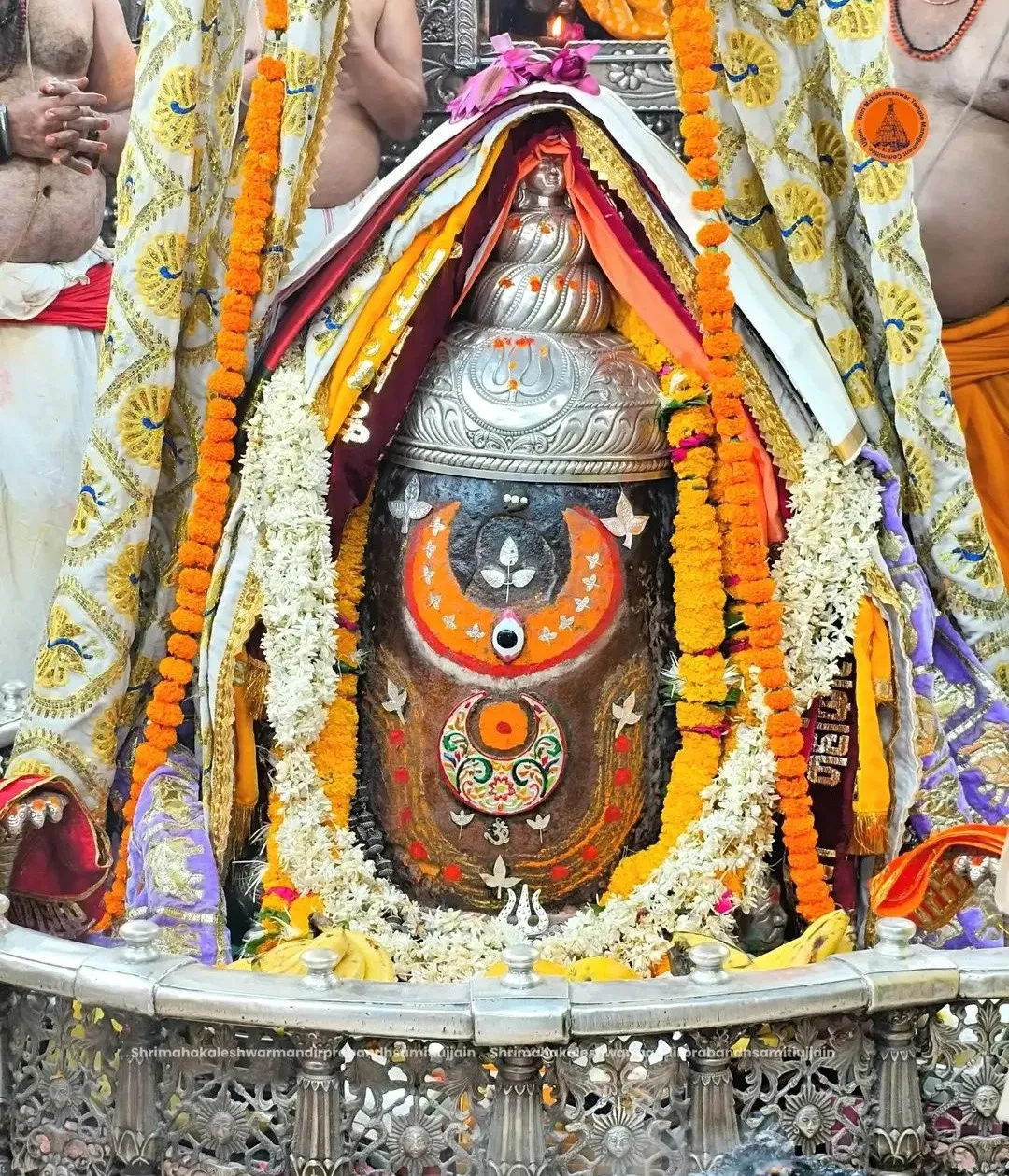 4 मई महाकाल भस्म आरती: तड़के दिव्य श्रृंगार में दिखे बाबा महाकाल