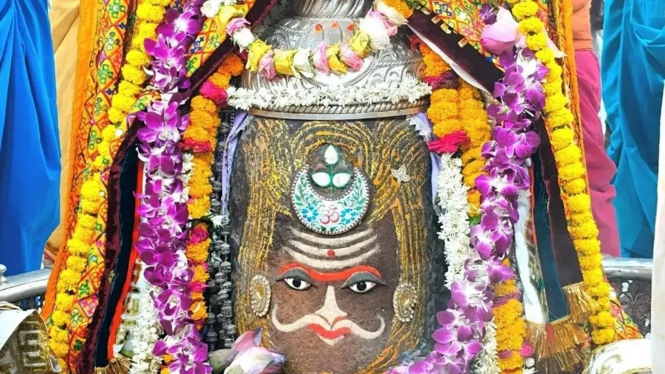 Video : महाकाल मंदिर में आज की भस्म आरती, बिल्व पत्र से सजे बाबा