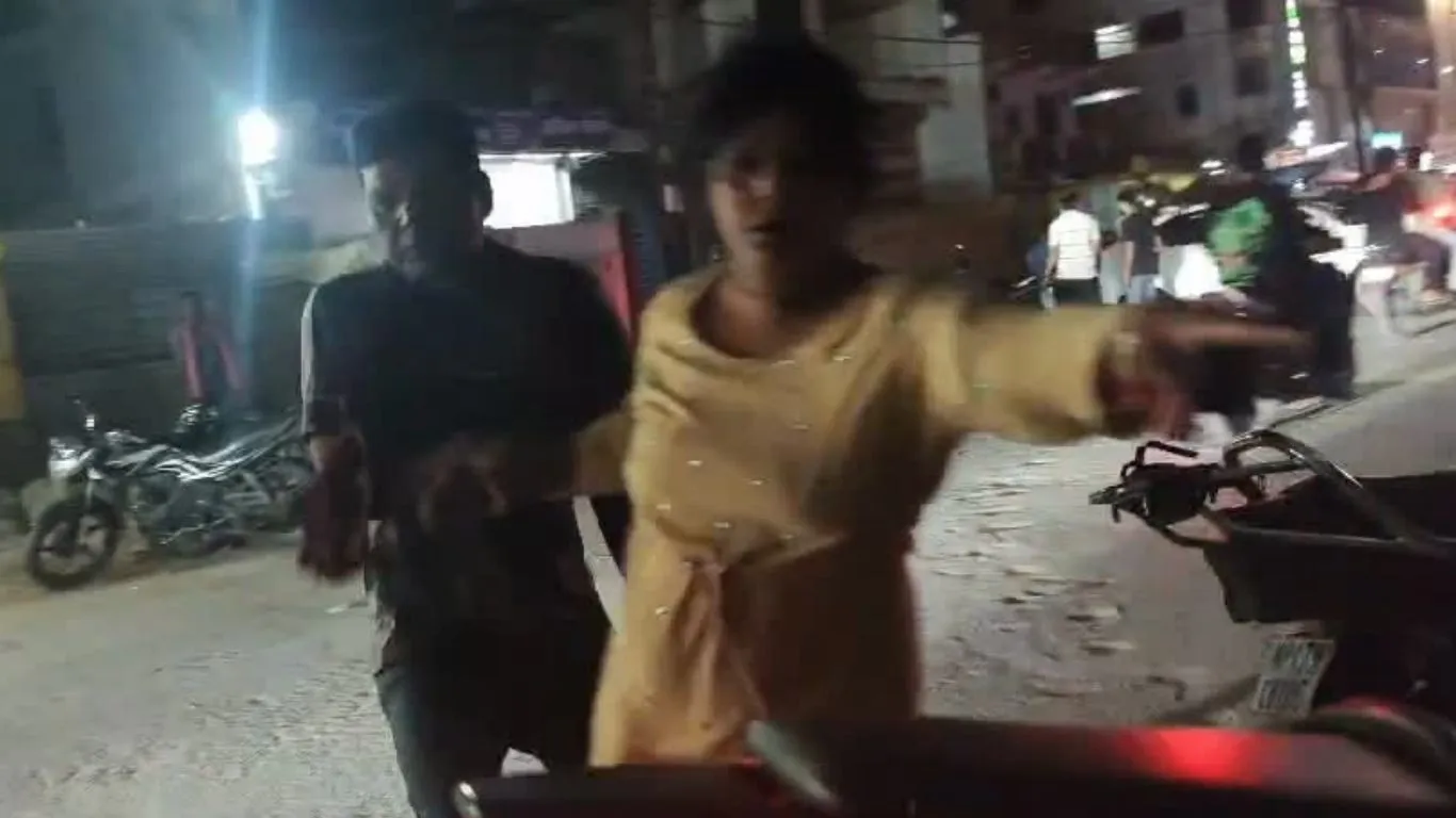रीवा में शराबी महिला का सड़क पर हंगामा, थाने के पास मचा बवाल