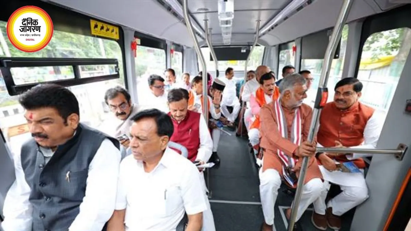 ई-बस से जगदीशपुर पहुंची मोहन कैबिनेट: CM ने छोड़ा सरकारी काफिला, मंत्रियों-अफसरों संग किया सफर; धरोहर प्रदर्शनी का किया शुभारंभ