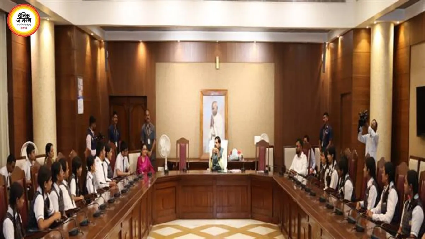 विधानसभा पहुंचे मेधावी छात्रों से मिले CM मोहन यादव, लोकतंत्र और राष्ट्र निर्माण पर किया संवाद