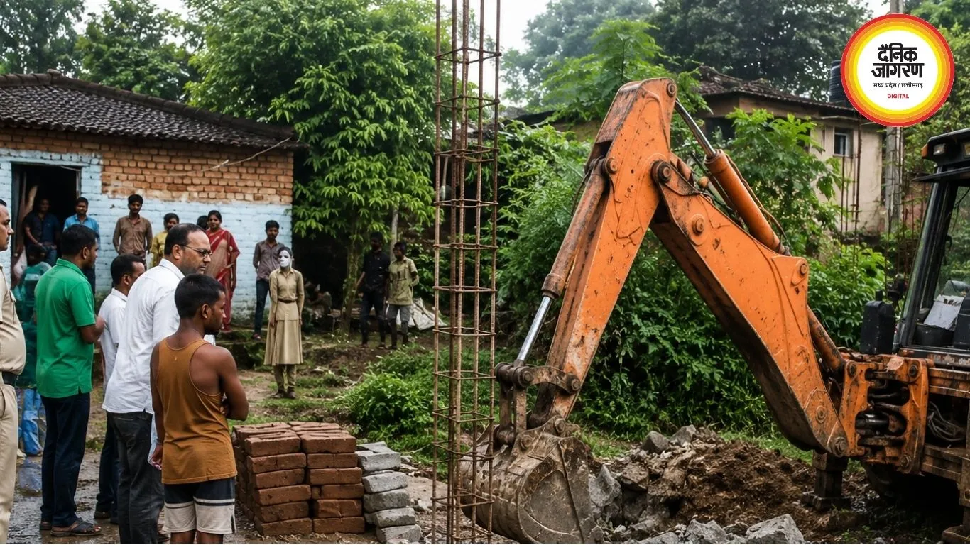 छठघाट के पास निर्माण पर निगम का बुलडोजर, पोखरी पारा की जमीन प्रशासन ने कब्जे में ली