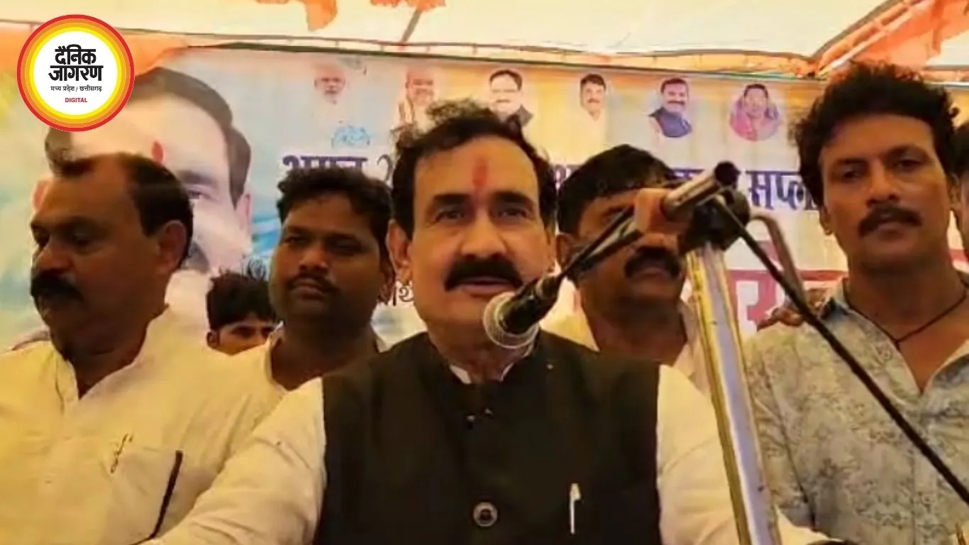 Datia By-Election: स्वागत के लिए आगे बढ़े कार्यकर्ताओं को नरोत्तम मिश्रा ने रोका, बोले- ‘दूल्हा पीछे आ रहा है, पहले उसे माला पहनाओ’