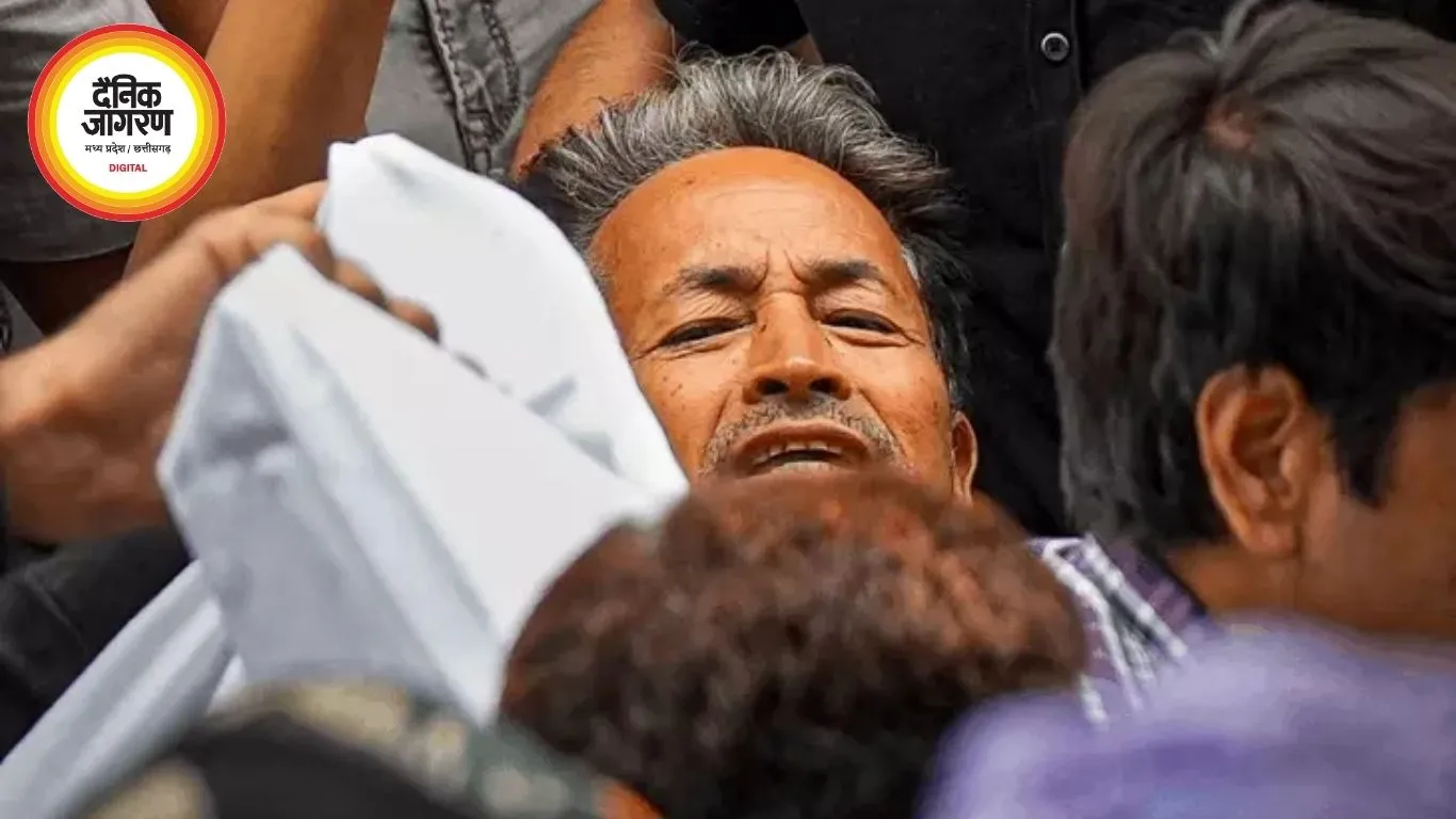 सोनम वांगचुक को दूसरे अस्पताल में शिफ्ट करने हाईकोर्ट पहुंचीं पत्नी, जंतर-मंतर पर अनशन के बाद अस्पताल में भी भूख हड़ताल जारी
