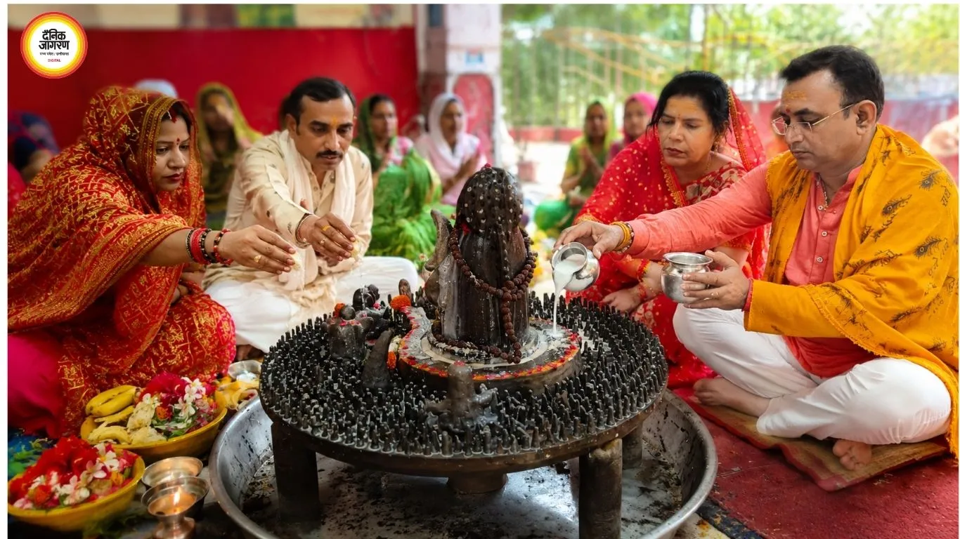 भोपाल में 11 हजार पार्थिव शिवलिंगों के साथ बाबा महाकाल का पूजन-अभिषेक, सावन में उमड़ी आस्था
