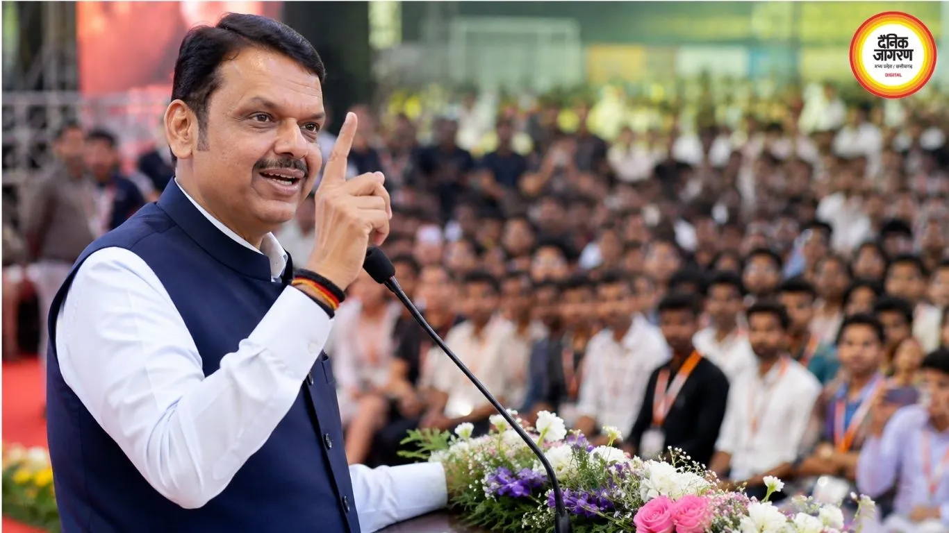 फडणवीस बोले- लोकतंत्र में चाय बेचने वाला भी PM बन सकता है, CM बनना इतना आसान नहीं