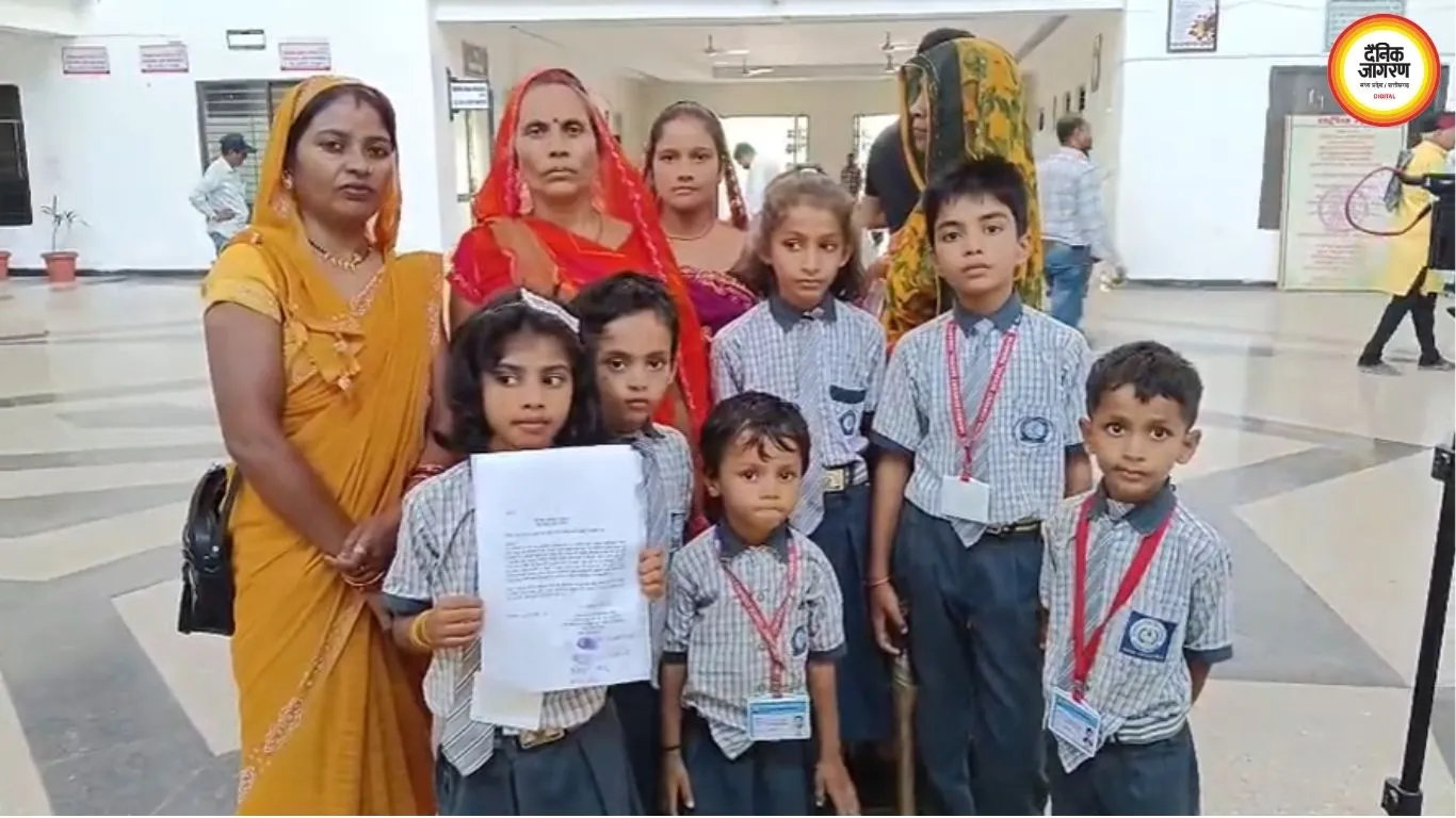 ककहरे से पहले कीचड़ की परीक्षा, दलदल से स्कूल पहुंचते बच्चे