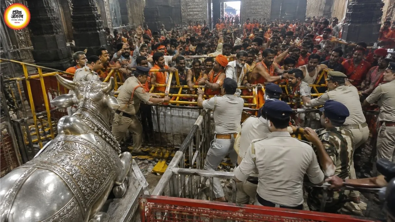 महाकाल मंदिर में कांवड़ियों का हंगामा, बैरिकेड पार कर नंदी हॉल में घुसने की कोशिश