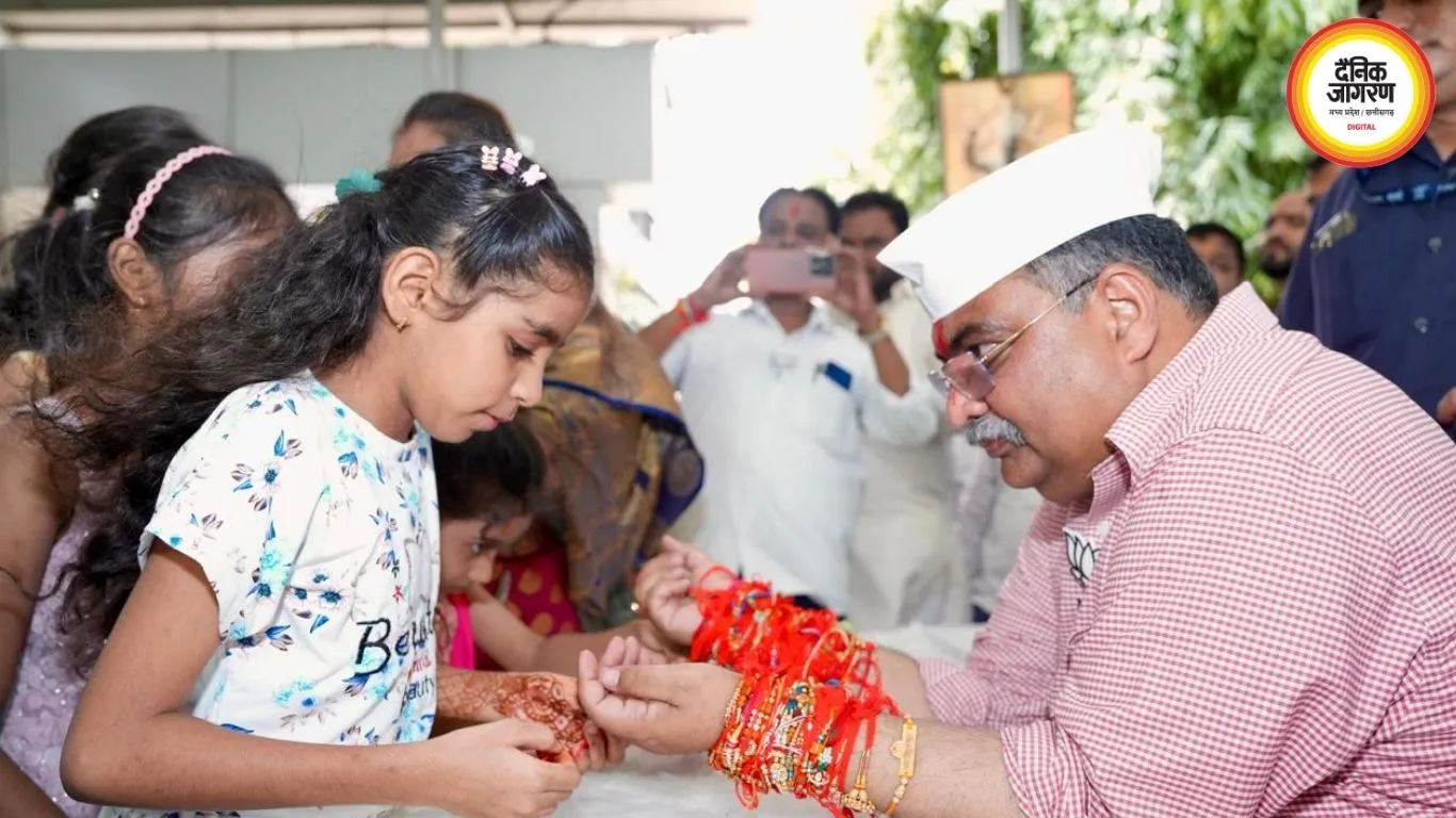 नन्हे हाथों की राखी ने छू लिया दिल, रवींद्र चव्हाण हजारों बहनों के साथ मनाया राखी का त्यौहार - बोले—बहनों के सपनों के साथ हूं
