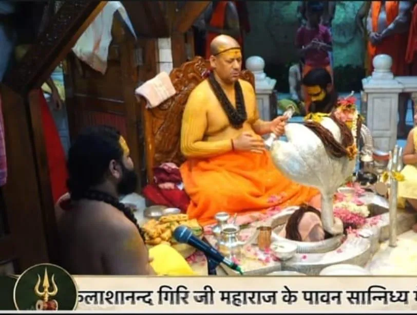 सावन के प्रथम सोमवार पर उमड़ा आस्था का महासागर, हजारों श्रद्धालुओं ने लिए स्वामी कैलाशानंद गिरी जी महाराज के दर्शन, लाखों ने यूट्यूब पर देखी दिव्य साधना