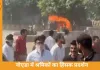 नोएडा में फैक्ट्री कर्मचारियों का हिंसक प्रदर्शन, गाड़ियों में आगजनी और पथराव से हालात बिगड़े