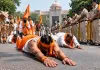 रायपुर में गौ सेवकों की दंडवत यात्रा, मांगों को लेकर कमिश्नर कार्यालय की ओर बढ़े