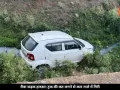 रीवा में तेज रफ्तार ट्रक की कट लगने से नाले में गिरी कार, बड़ा हादसा टला