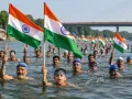 जबलपुर में नर्मदा पर तिरंगा यात्रा, 7 किमी तैरकर दिया एकता का संदेश
