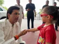 इंदौर एयरपोर्ट पर 4 साल की यतिका ने कुमार विश्वास को सुनाया रामगीत