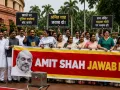 संसद परिसर में विपक्ष का हंगामा, शाह से जवाब की मांग पर प्रदर्शन