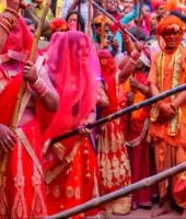 बरसाना में लट्ठमार होली का आगाज़: राधा-कृष्ण की परंपरा से जुड़ा अनोखा उत्सव