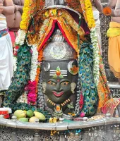 महाकालेश्वर मंदिर में भस्म आरती के साथ हुए बाबा महाकाल के दिव्य शृंगार, भक्तों ने किए अलौकिक दर्शन