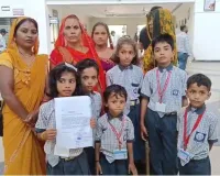 ककहरे से पहले कीचड़ की परीक्षा, दलदल से स्कूल पहुंचते बच्चे