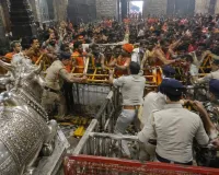 महाकाल मंदिर में कांवड़ियों का हंगामा, बैरिकेड पार कर नंदी हॉल में घुसने की कोशिश