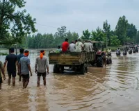 नेपाल में फ्लैश फ्लड के बाद UP-बिहार सीमा के गांव अलर्ट, जलभराव से सड़क संपर्क प्रभावित
