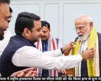 विजय चिंतकायला ने राष्ट्रीय हथकरघा दिवस पर पीएम मोदी को भेंट किया हाथ से बुना मंगलागिरी शॉल