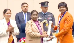 राष्ट्रपति द्रौपदी मुर्मू द्वारा 7 समिट्स पूरा करने वाले पर्वतारोही विश्वनाथ कार्तिकेय पडाकंती को प्रधानमंत्री राष्ट्रीय बाल पुरस्कार से किया गया सम्मानित 