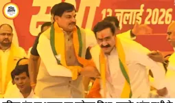 'हर दरवाजे पर शीश नवाऊंगा...' कहते ही भावुक हुए नरोत्तम मिश्रा, मंच पर छलके आंसू