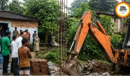 छठघाट के पास निर्माण पर निगम का बुलडोजर, पोखरी पारा की जमीन प्रशासन ने कब्जे में ली