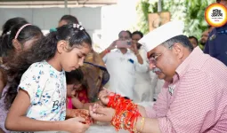 नन्हे हाथों की राखी ने छू लिया दिल, रवींद्र चव्हाण हजारों बहनों के साथ मनाया राखी का त्यौहार - बोले—बहनों के सपनों के साथ हूं