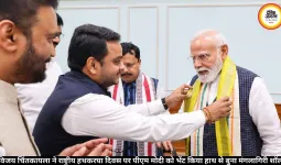 विजय चिंतकायला ने राष्ट्रीय हथकरघा दिवस पर पीएम मोदी को भेंट किया हाथ से बुना मंगलागिरी शॉल