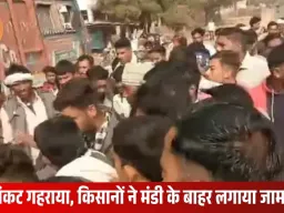 पृथ्वीपुर में खाद संकट पर किसानों का चक्काजाम: 15 दिन में दूसरी बार सड़क बंद, प्रशासन की कार्यशैली पर सवाल