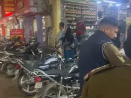 बेतरतीब पार्किंग पर रीवा ट्रैफिक पुलिस का सख्त एक्शन: दोपहिया वाहनों को जंजीरों से बांधा