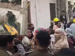 VIdeo : मंदसौर के शामगढ़ में प्रशासन का बड़ा एक्शन: आरोपी युवकों के घर पर चला बुलडोजर