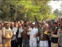 रीवा में कांग्रेस का उग्र प्रदर्शन, घंटा बजाकर सांसद आवास का घेराव