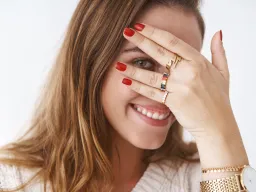 Astrology Tips: सोने की अंगूठी पहनने का सही तरीका क्या है? राशि, उंगली और शुभ दिन जानिए