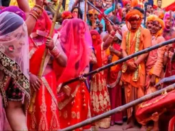 बरसाना में लट्ठमार होली का आगाज़: राधा-कृष्ण की परंपरा से जुड़ा अनोखा उत्सव