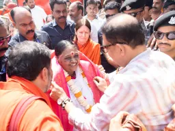 राम यंत्र प्राण प्रतिष्ठा से पहले अयोध्या पहुंचीं अम्मा, विभाजित दुनिया में करुणा का संदेश दिया