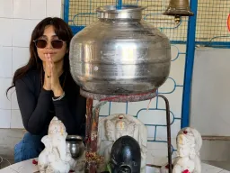 शिव मंदिर में सनग्लासेज पहनकर पूजा करने पर ट्रोल हुईं भूमि पेडनेकर, सोशल मीडिया पर उठे सवाल