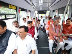 ई-बस से जगदीशपुर पहुंची मोहन कैबिनेट: CM ने छोड़ा सरकारी काफिला, मंत्रियों-अफसरों संग किया सफर; धरोहर प्रदर्शनी का किया शुभारंभ