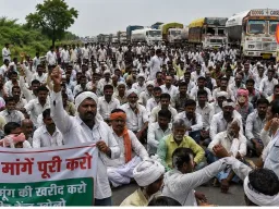मूंग खरीदी को लेकर हरदा में किसानों का बड़ा आंदोलन, इंदौर-नागपुर हाईवे पर हजारों किसानों ने लगाया जाम