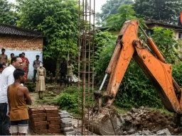 छठघाट के पास निर्माण पर निगम का बुलडोजर, पोखरी पारा की जमीन प्रशासन ने कब्जे में ली