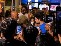 भीड़ के बीच मिस्ट्री गर्ल का हाथ थामे दिखे समय रैना, वीडियो वायरल होने के बाद बढ़ीं चर्चाएं