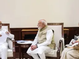 संसद में PM मोदी से मिले शरद पवार, सुप्रिया सुले भी रहीं साथ