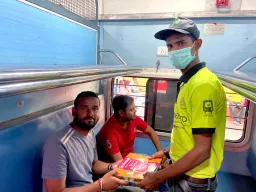 कांवड़ यात्रा में श्रद्धालुओं के लिए सहारा बना RailRestro, गर्म भोजन से मिली घर की रसोई की याद