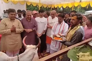 उप मुख्यमंत्री राजेंद्र शुक्ल ने लक्ष्मण बाग गौशाला में की गोवर्धन पूजा और गौ-सेवा