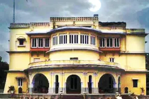 गांव की हवेली से अब भी आती हैं हंसी की आवाजें — आदित्य और प्रिया का रहस्यमयी किस्सा बना लोककथा