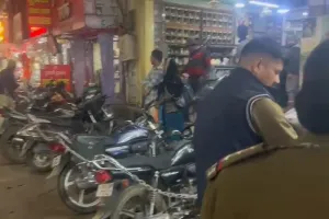बेतरतीब पार्किंग पर रीवा ट्रैफिक पुलिस का सख्त एक्शन: दोपहिया वाहनों को जंजीरों से बांधा