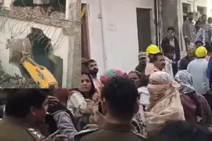 VIdeo : मंदसौर के शामगढ़ में प्रशासन का बड़ा एक्शन: आरोपी युवकों के घर पर चला बुलडोजर